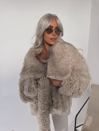 Kožuch s huňatým vlasom NUBE v dvoch farbách nájdeš na webe 🐻