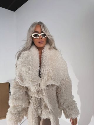 Kožuch s huňatým vlasom v dvoch farbách nájdeš na webe 🐻